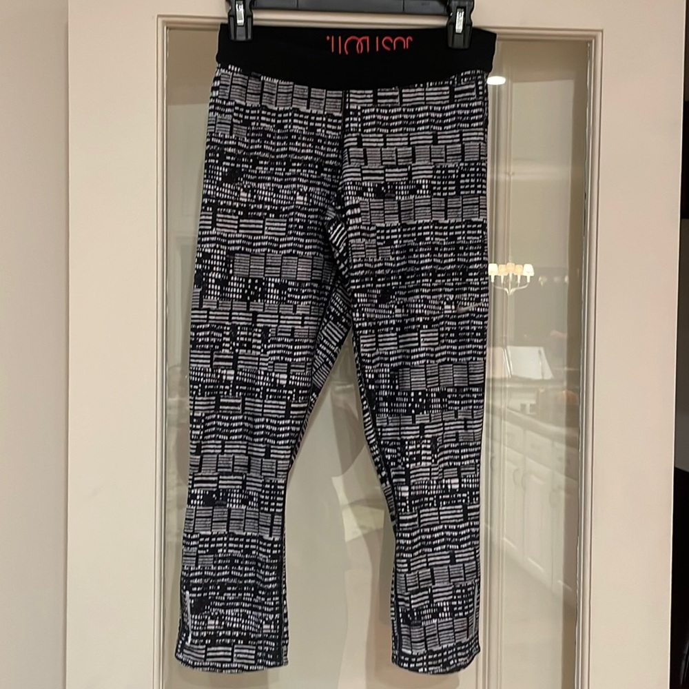 W M Nike dri fit 3/4 length pants